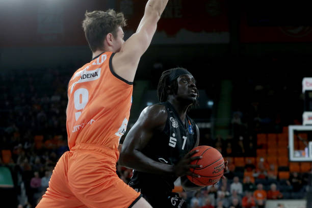 头角背后 头角背后